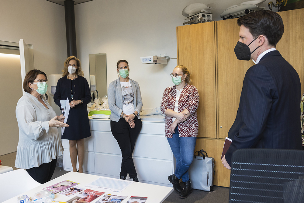 Regierungsrat Manuel Frick erhielt Informationen aus erster Hand über die Mütter- und Väterberatung (MVB) (Quelle: Daniel Schwendener)