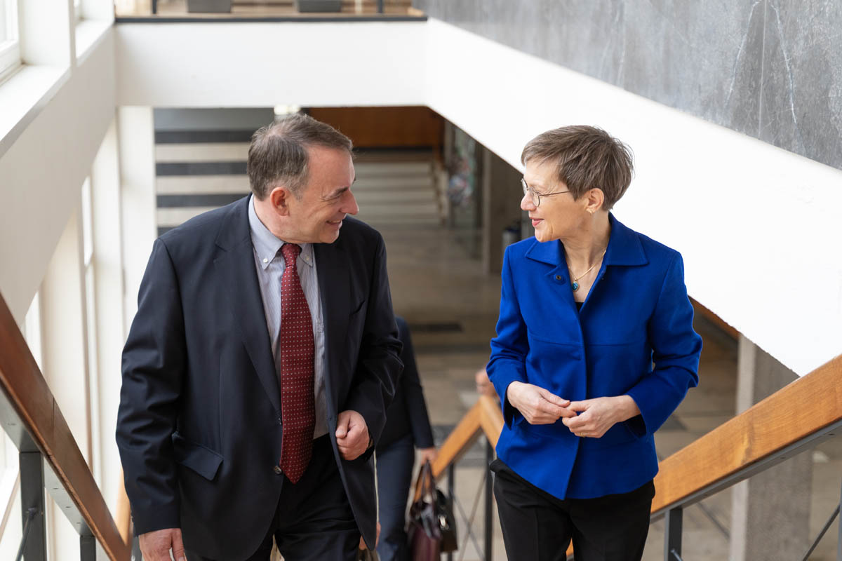Der hessische Finanzminister Ralph Alexander Lorz und Regierungschefin Brigitte Haas im Gespräch. (Quelle: Hessische Staatskanzlei)