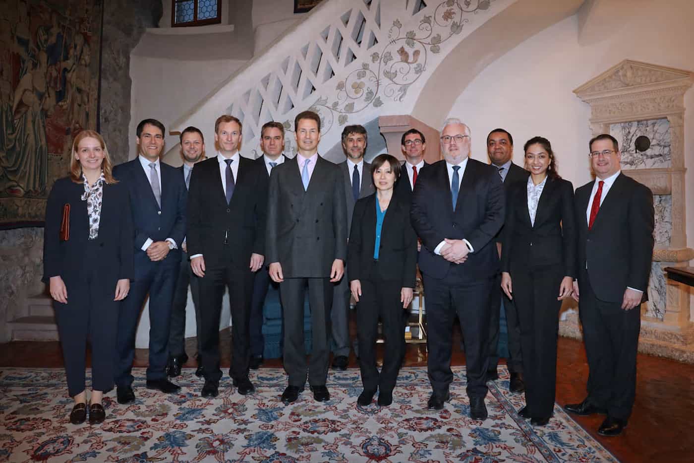 Höflichkeitsbesuch auf Schloss Vaduz: Daniela Sele, Martin Gächter, Martin Meier, Exekutivdirektor Patryk Łoszewski, Philippe Zellweger, S.D. Erbprinz Alois von und zu Liechtenstein, Thomas Elkjaer, Delegationsleiterin (Mission Chief) Kazuko Shirono, Botschafter Georg Sparber, Generalsekretär Simon Biedermann, Rodgers Chawani, Tara Iyer und Andrew Baer.