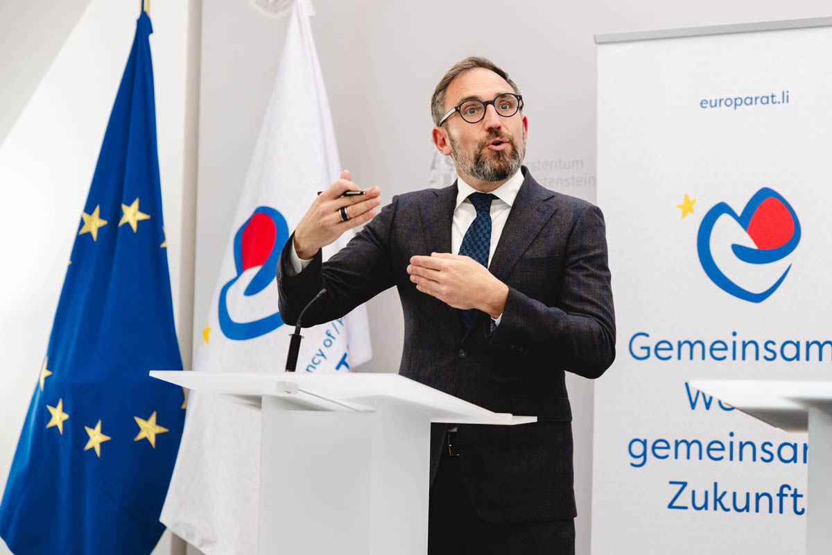 Botschafter Domenik Wanger stellte das Rahmenprogramm in Strassburg vor.