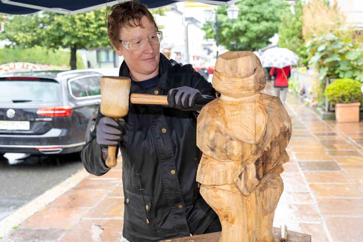 Karin Hofer – Kunst mit der Kettensäge