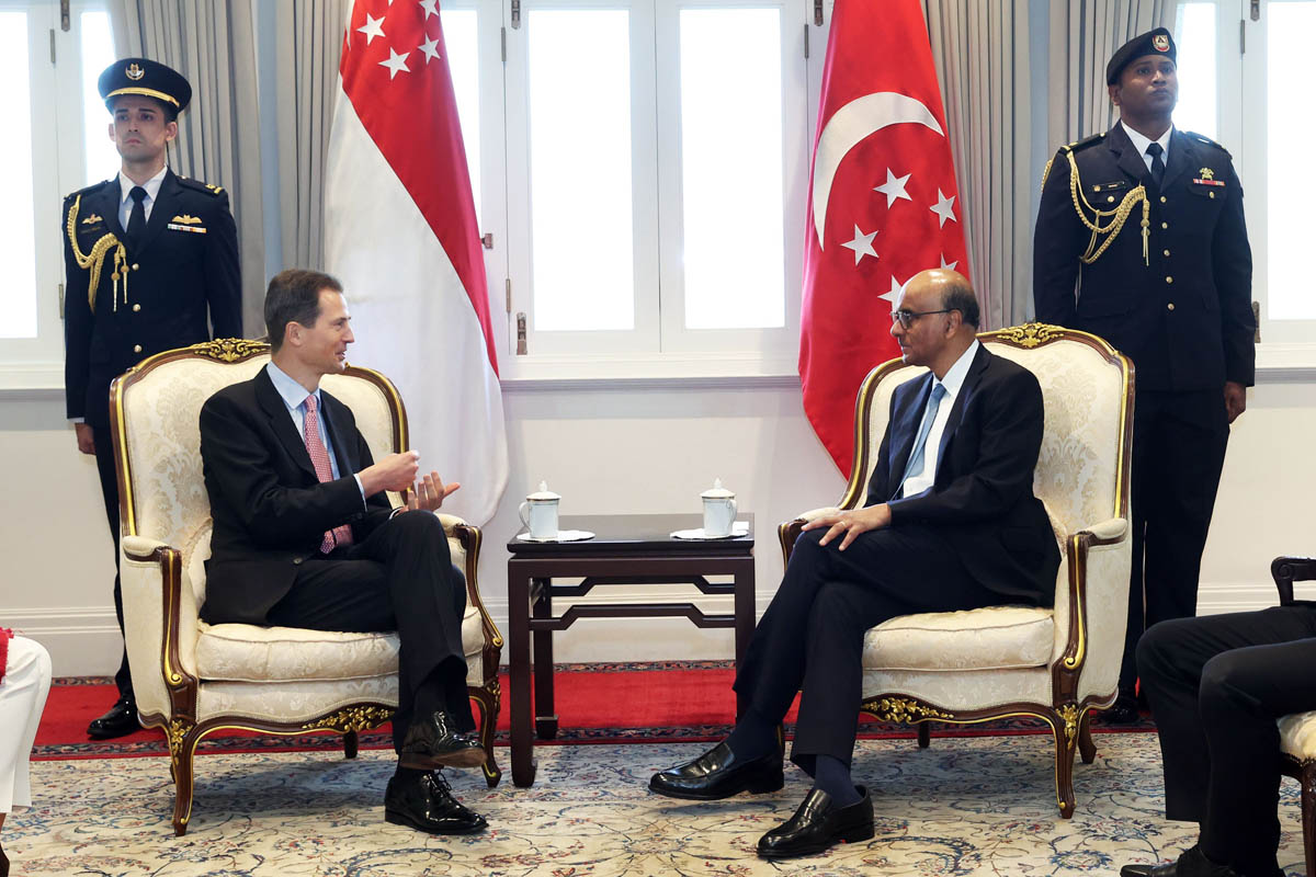 S.D. Erbprinz Alois von und zu Liechtenstein im Gespräch mit Singapurs Präsident Tharman Shanmugaratnam. (Copyright: Ministry of Digital Development and Information, Singapur)
