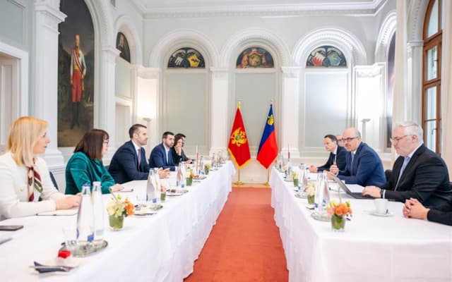 Arbeitsgespräch der beiden Delegationen im Fürst Johannes Saal des Regierungsgebäudes.