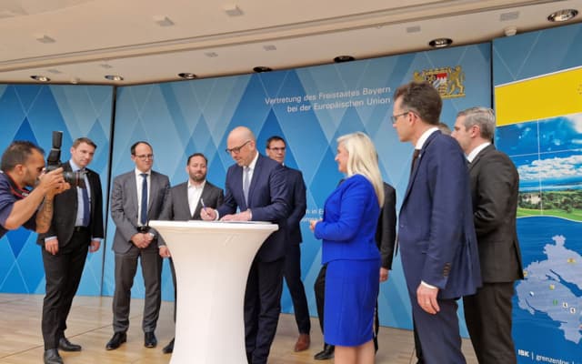 Regierungschef Daniel Risch unterzeichnet die Erklärung zusammen mit den weiteren IBK-Regierungschefs. (Quelle: Staatskanzlei Bayern)