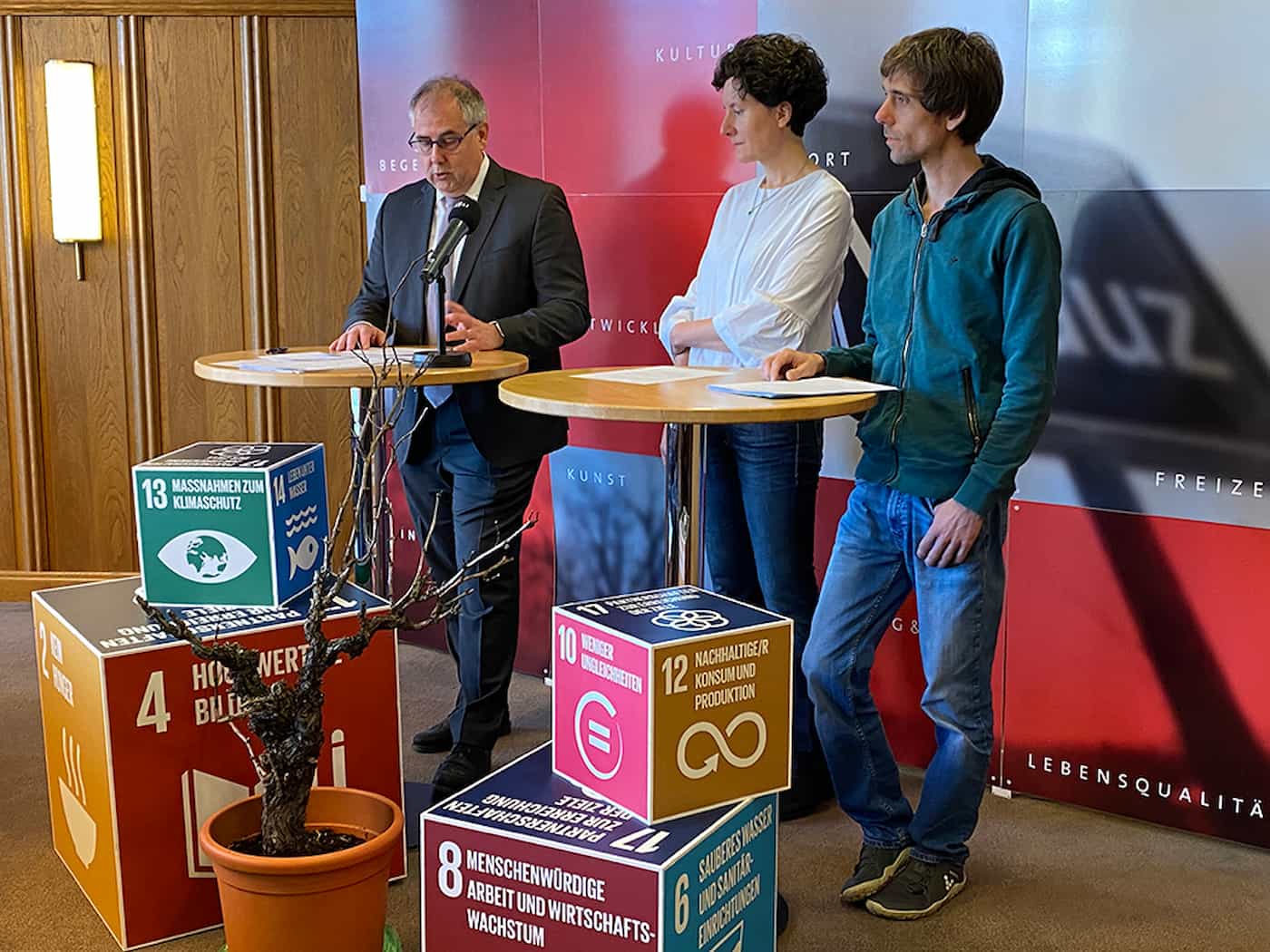 (v.l.) Bürgermeister Manfred Bischof, Gemeinderätin Ruth Ospelt-Niepelt und Gemeinderat Stephan Gstöhl, Mitglieder des Lenkungsausschusses zur Nachhaltigkeitsstrategie