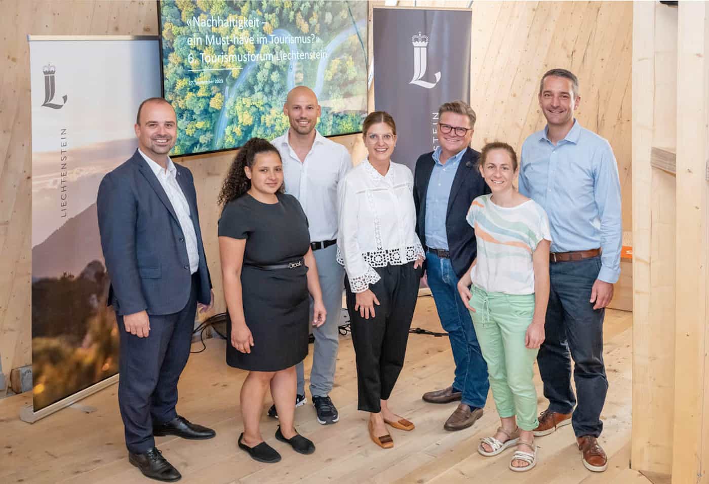 (v.l.) Mathias Ulrich, Geschäftsführer Liechtenstein Marketing; Elisabeth Lampert, Gastgeberin Hotel Turna Malbun; Urs Conrad, Produktentwickler Berggebiet Liechtenstein Marketing; Lisa Arnet, Projektmanagerin Nachhaltigkeit Schweizer Tourismusverband STV; Alexander Berger, Geschäftsführer Gorfion Familotel; Isabelle Koch, Betriebsleiterin Jugendherberge Schaan-Vaduz; Matthias Kramer, Bereichsleiter Tourismus und Wirtschaft Liechtenstein Marketing