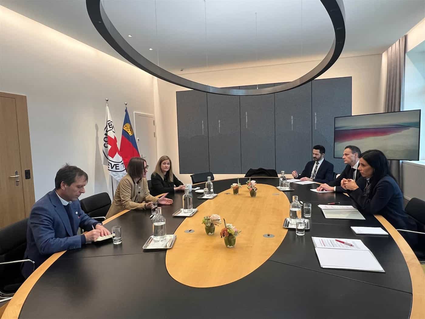 Arbeitsgespräch der beiden Delegationen im Regierungsgebäude: Benno Kocher, IKRK-Präsidentin Mirjana Spoljaric Egger, Clare Cameron, Regierungsrätin Dominique Hasler, Martin Frick, Leiter Amt für Auswärtige Angelegenheiten und Panagiotis Potolidis-Beck, Abteilungsleiter Wirtschaft und Entwicklung, Amt für Auswärtige Angelegenheiten.