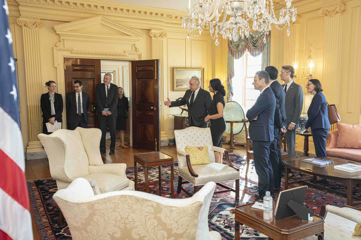 Die beiden Delegationen auf dem Weg zum Arbeitsgespräch. (Quelle: Freddie Everett)