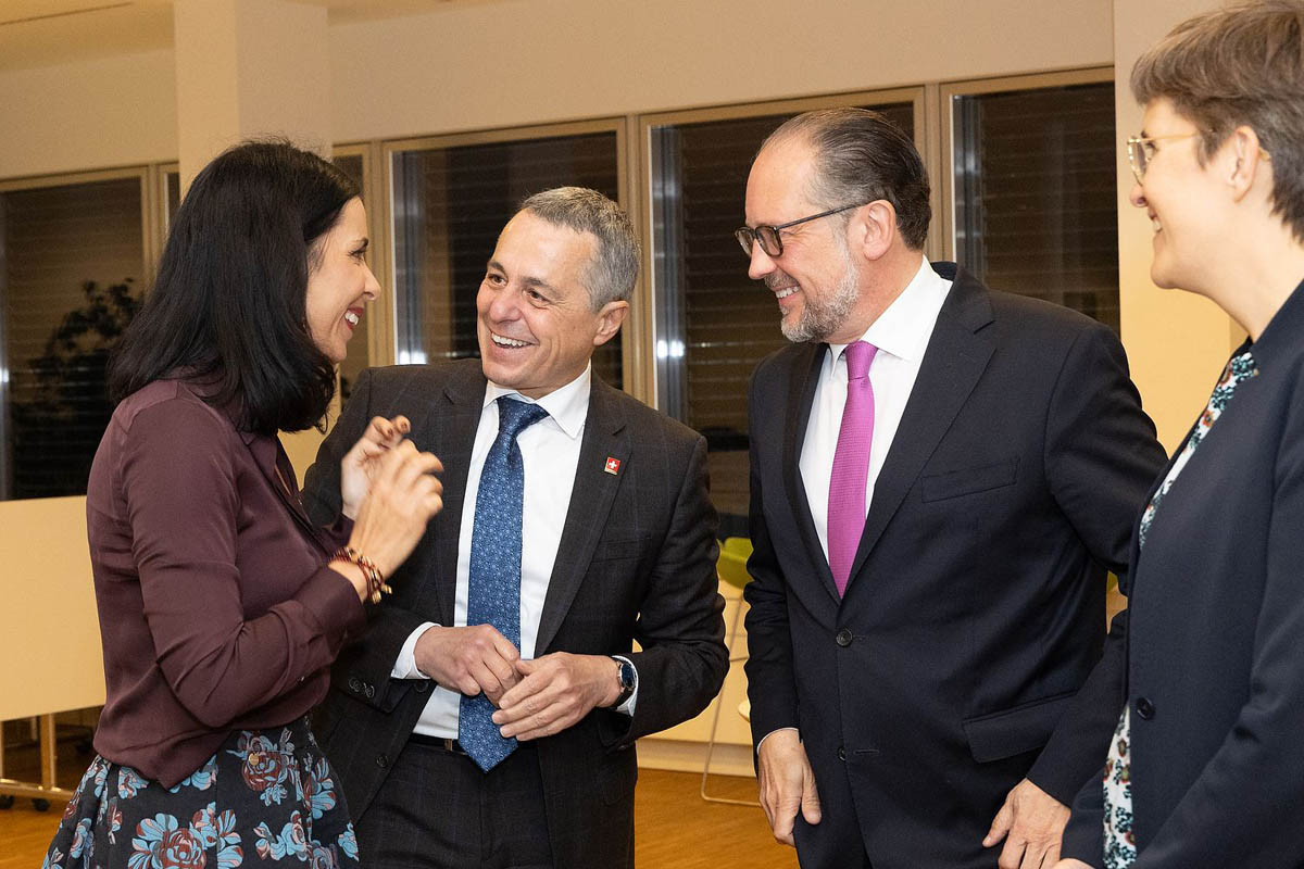 Reger Austausch beim Treffen in Luxemburg zwischen: Dominique Hasler, Ignazio Cassis, Alexander Schallenberg und Anna Lührmann. (Quelle: @SIP Claude Piscitelli)