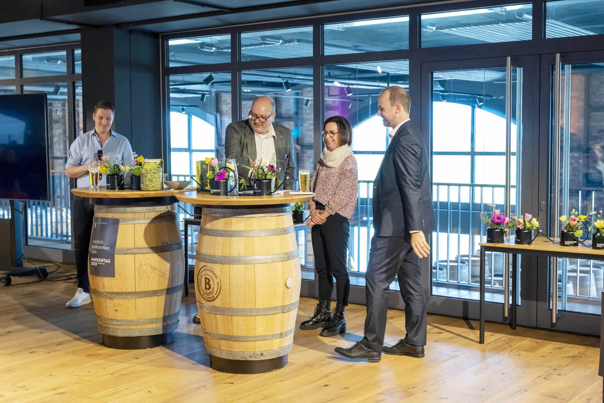 Sylvia Feger, dipl. Kräuterfachfrau (semper bonum) und Lukas Bernardi (Liechtensteiner Brauhaus) – Köstliche Produkte entstehen nur aus echter Leidenschaft.