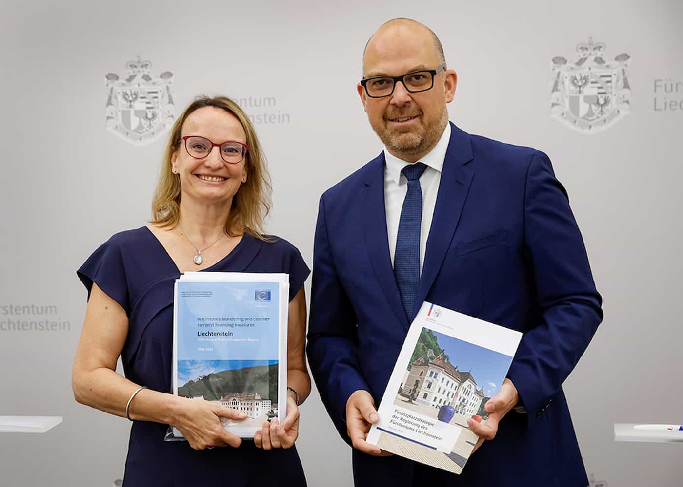 Regierungschef Daniel Risch und Anne-Sophie Constans-Lampert stellten die Ergebnisse der 5. MONEVAL-Prüfung vor 