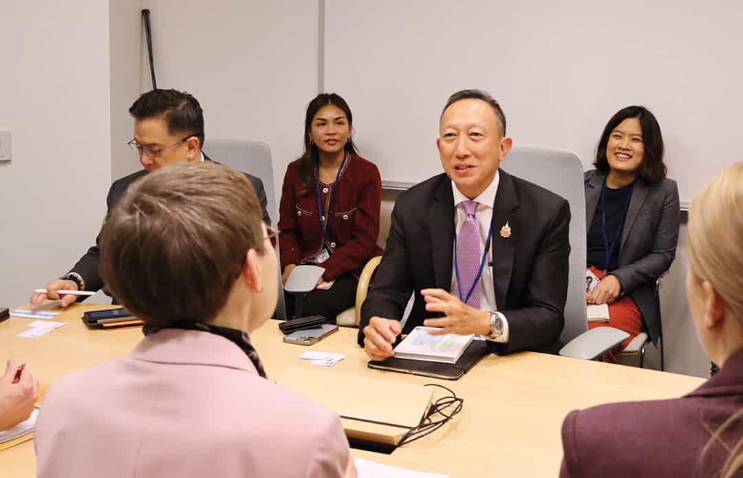  Regierungschefin Brigitte Haas tifft den Delegationsleiter Vorapak Tanyawong, Stv. Finanzminister von Thailand. 