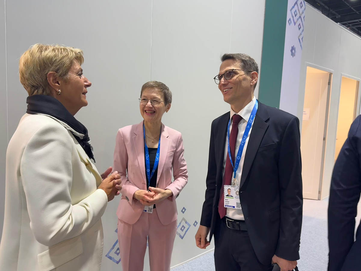 Regierungschefin Brigitte Haas im Gespräch mit Bundesrätin Karin Keller-Sutter, Vorsteherin des Eidgenössischen Finanzdepartements und Martin Schlegel, Präsident des Direktoriums der Schweizerischen Nationalbank (Quelle: IKR)