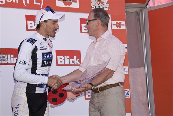 Ruggells Vorsteher Ernst Büchel gratuliert Fabian Cancellara