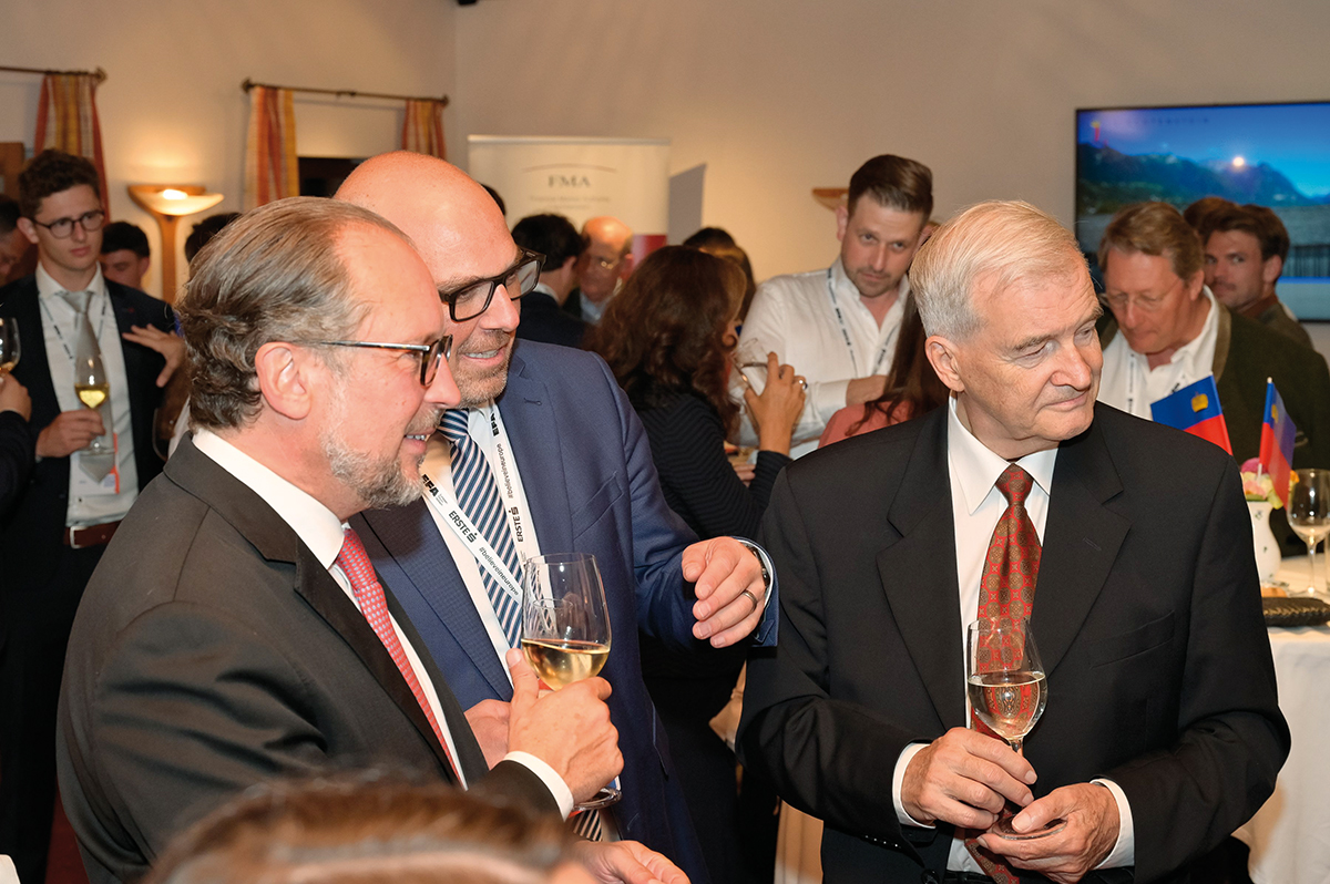 Gesprächsrunde beim Forum Alpbach: Der österreichische Aussenminister Alexander Schallenberg, Regierungschef Daniel Risch und ein weiterer Gast. (Quelle: Wolfgang Lackner)