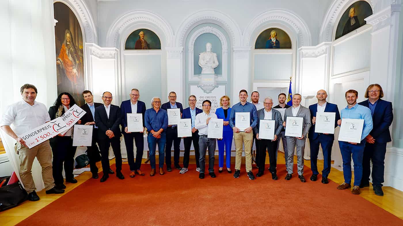 Regierungsrätin Graziella Marok-Wachter mit den Vertretern der 15 fahrradfreundlichsten Betriebe anlässlich der Zertifikatsübergabe